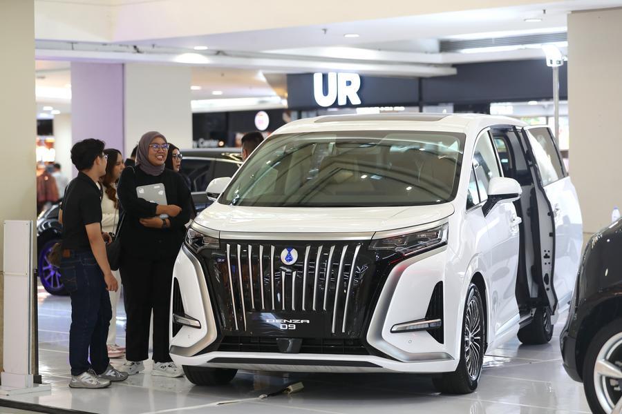 Clientes observan un auto eléctrico de marca china en Yakarta, Indonesia, el 2 de junio de 2026. (Xinhua/Cen Yunpeng)