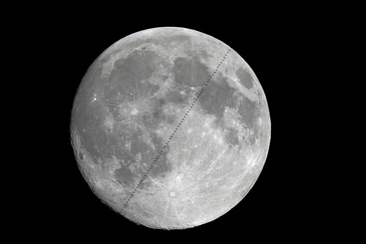 Cohete portador de sonda lunar china Chang'e-7 llega a sitio de lanzamiento