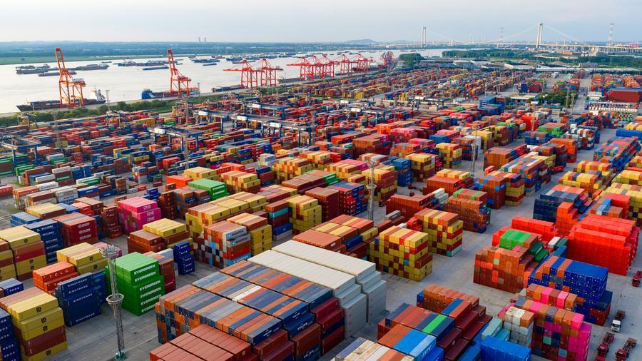 Vista aérea tomada con un dron el 9 de julio de 2026 de la Terminal de Contenedores de Longtan en el Puerto de Nanjing, en la provincia de Jiangsu, en el este de China. (Xinhua/Yang Suping) 