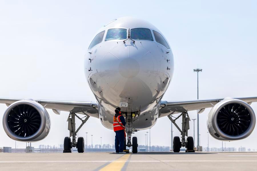 Un trabajador de tierra labora en el Aeropuerto Internacional Taiping de Harbin, en Harbin, en la provincia de Heilongjiang, en el noreste de China, el 15 de abril de 2026. (Xinhua/Zhang Tao) 