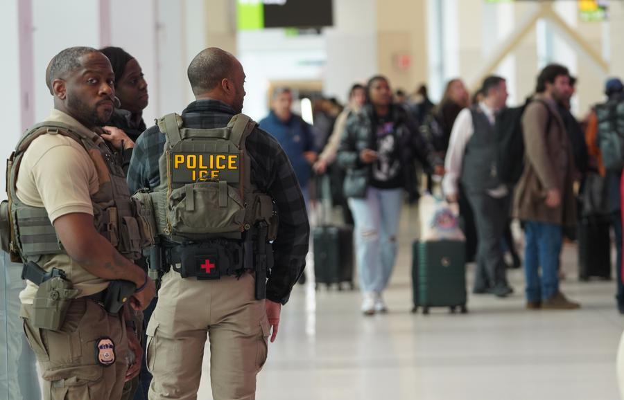 Trump y secretario de Seguridad Nacional "están de acuerdo" en reanudar controles de tránsito de ICE, dice Casa Blanca