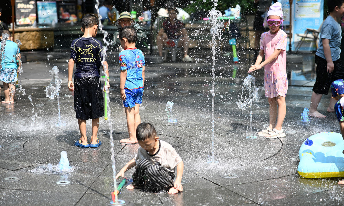 China entra en su día más caluroso, con temperaturas que superan los 40 °C en algunas zonas