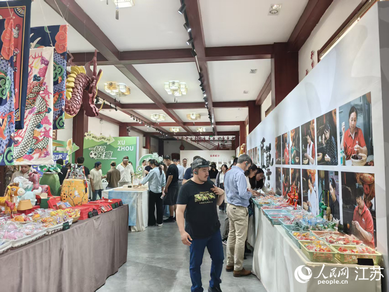 Sala de exposiciones de bolsitas aromáticas en la aldea Mazhuang del distrito Jiawang, en Xuzhou, provincia de Jiangsu. (Foto: Diario del Pueblo digital/Ju Feng)