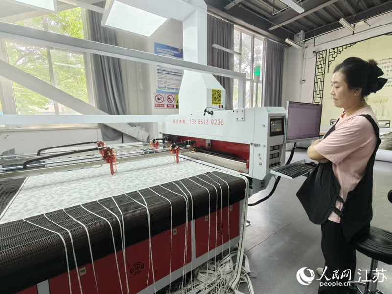 Una trabajadora opera una máquina de corte por láser en el parque industrial de bolsitas aromáticas de la aldea Mazhuang, distrito Jiawang, Xuzhou, provincia de Jiangsu. (Foto: Diario del Pueblo digital/Ju Feng)