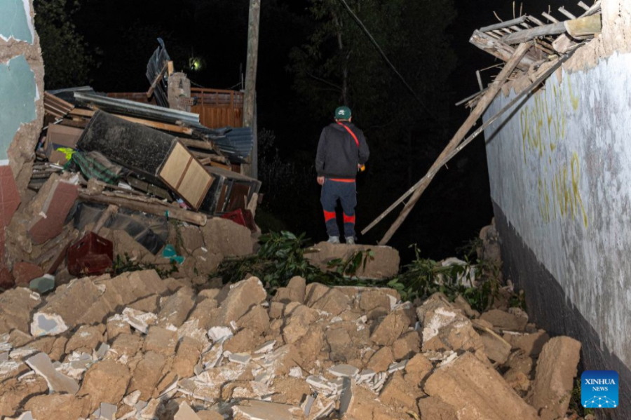 Imagen del 18 de julio de 2026 de una persona caminando por una calle con escombros luego de un sismo, en la ciudad de Chupaca, en el departamento de Junín, en el centro de Perú. Al menos cinco personas fallecidas deja hasta el momento el sismo de 5,1 registrado la noche del sábado en el departamento central de Junín, en Perú, confirmaron el domingo los medios de comunicación locales. (Xinhua/Str)