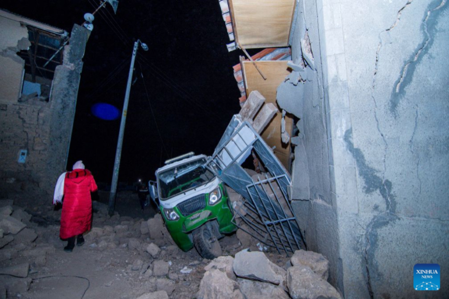 Imagen del 18 de julio de 2026 de una persona caminando por una calle con escombros luego de un sismo, en la ciudad de Chupaca, en el departamento de Junín, en el centro de Perú. Al menos cinco personas fallecidas deja hasta el momento el sismo de 5,1 registrado la noche del sábado en el departamento central de Junín, en Perú, confirmaron el domingo los medios de comunicación locales. (Xinhua/Str)