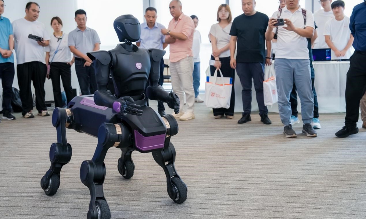 Empresa china presenta el primer robot "centauro" del mundo