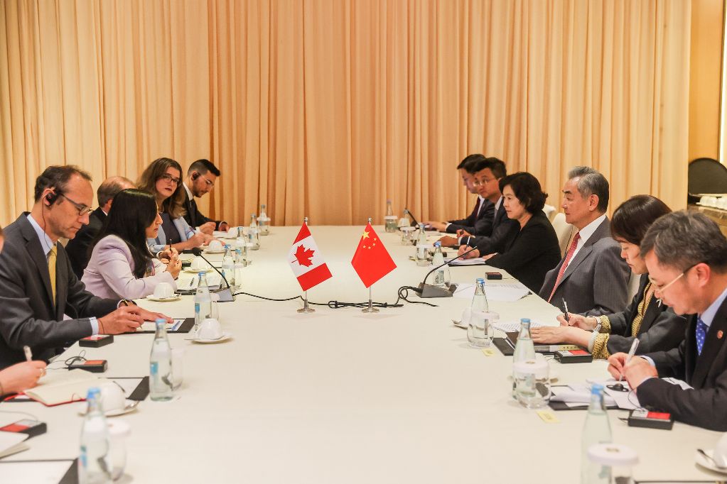 Impulsar relaciones China-Canadá representa la opción histórica correcta, afirma canciller chino