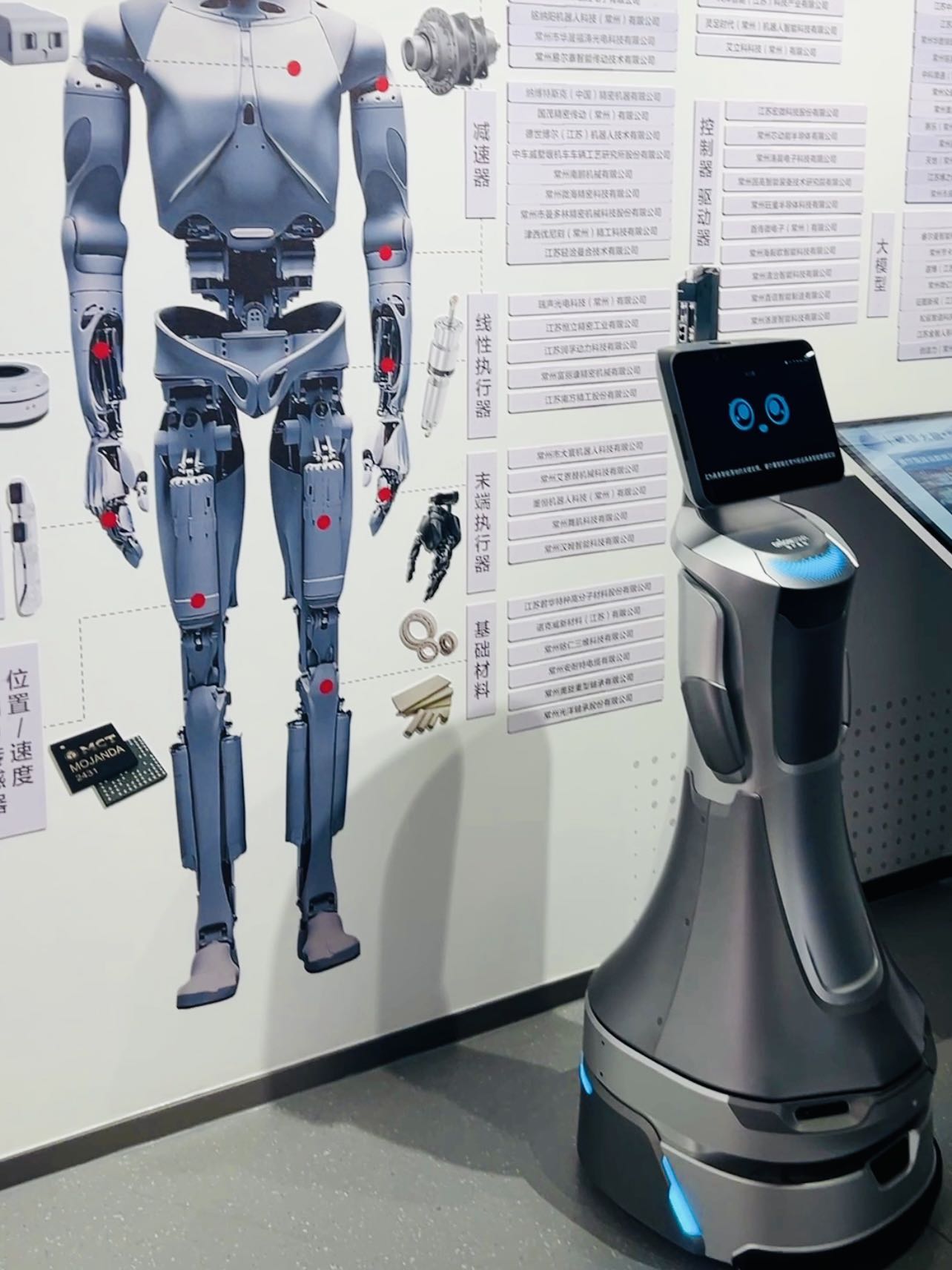 Imagen de robot que camina y hace de guía en el Centro de Demostración de Escenarios de Robots con Inteligencia Artificial Corporeizada de Changzhou, el 21 de julio de 2026. Foto por Álvaro Lago, Diario del Pueblo digital.