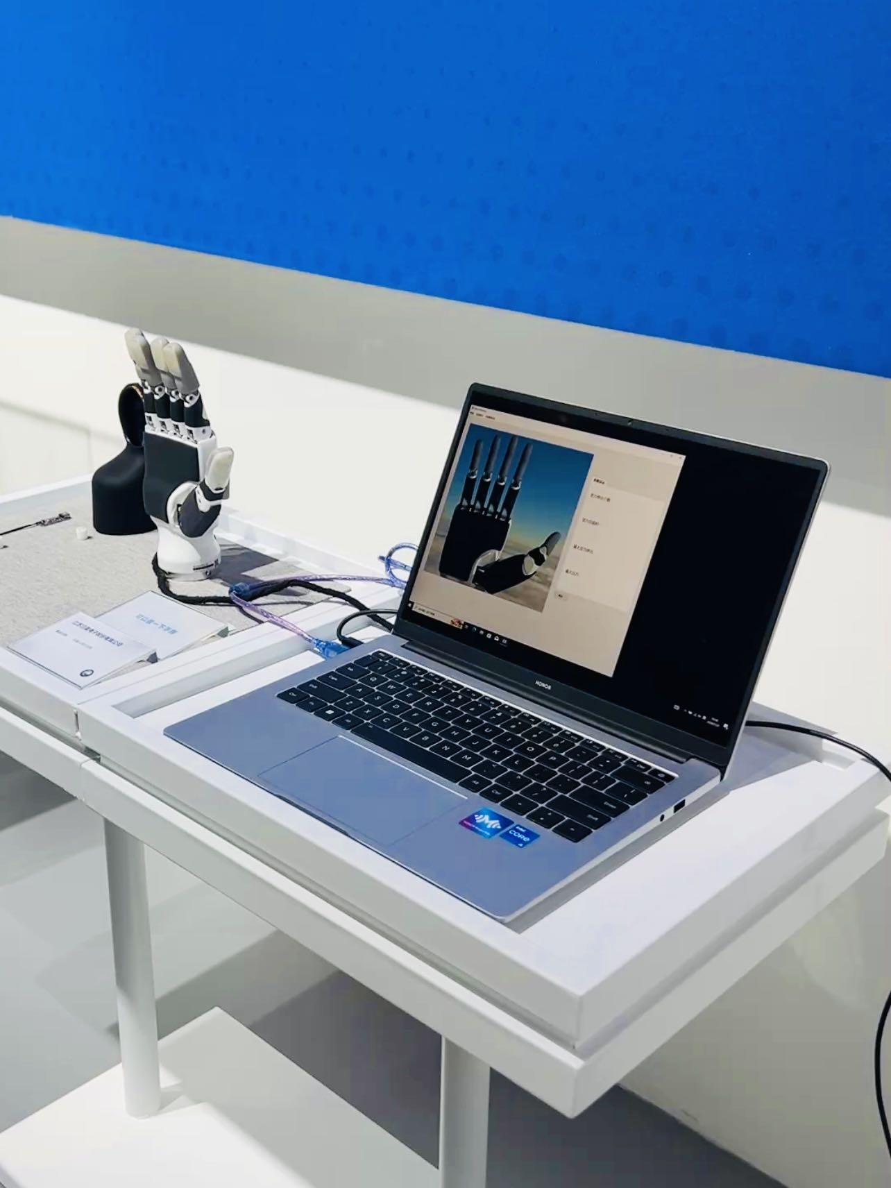 Imagen de una mano robótica y su software operativo en el Centro de Demostración de Escenarios de Robots con Inteligencia Artificial Corporeizada de Changzhou, el 21 de julio de 2026. Foto por Álvaro Lago, Diario del Pueblo digital.