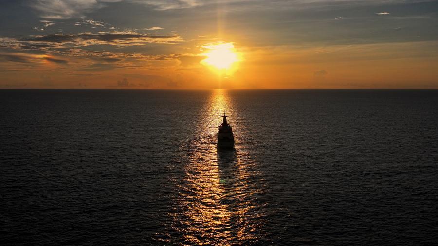 Imagen tomada con un dron el 11 de junio de 2026 de la embarcación Dong'an de la Guardia Costera de China (GCCh) patrullando en el Mar Meridional de China. (Xinhua/Zhang Rui) 