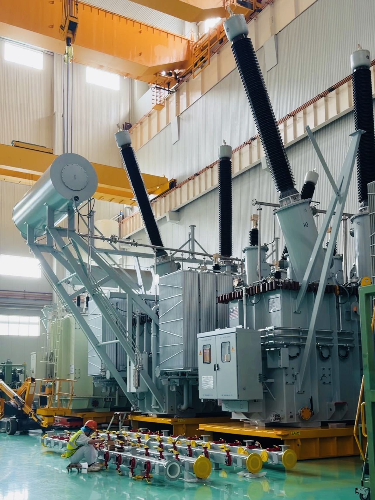 Imagen&nbsp;de&nbsp;un&nbsp;operario&nbsp;trabajando&nbsp;junto&nbsp;a&nbsp;un&nbsp;transformador&nbsp;de&nbsp;gran&nbsp;tamaño&nbsp;en&nbsp;la&nbsp;fábrica&nbsp;de&nbsp;Jiangsu&nbsp;Huapeng&nbsp;Transformer&nbsp;Co.,&nbsp;Ltd.,&nbsp;en&nbsp;Changzhou,&nbsp;provincia&nbsp;de&nbsp;Jiangsu,&nbsp;el&nbsp;22&nbsp;de&nbsp;julio&nbsp;de&nbsp;2026.&nbsp;Foto&nbsp;por&nbsp;Álvaro&nbsp;Lago,&nbsp;Diario&nbsp;del&nbsp;Pueblo&nbsp;digital.