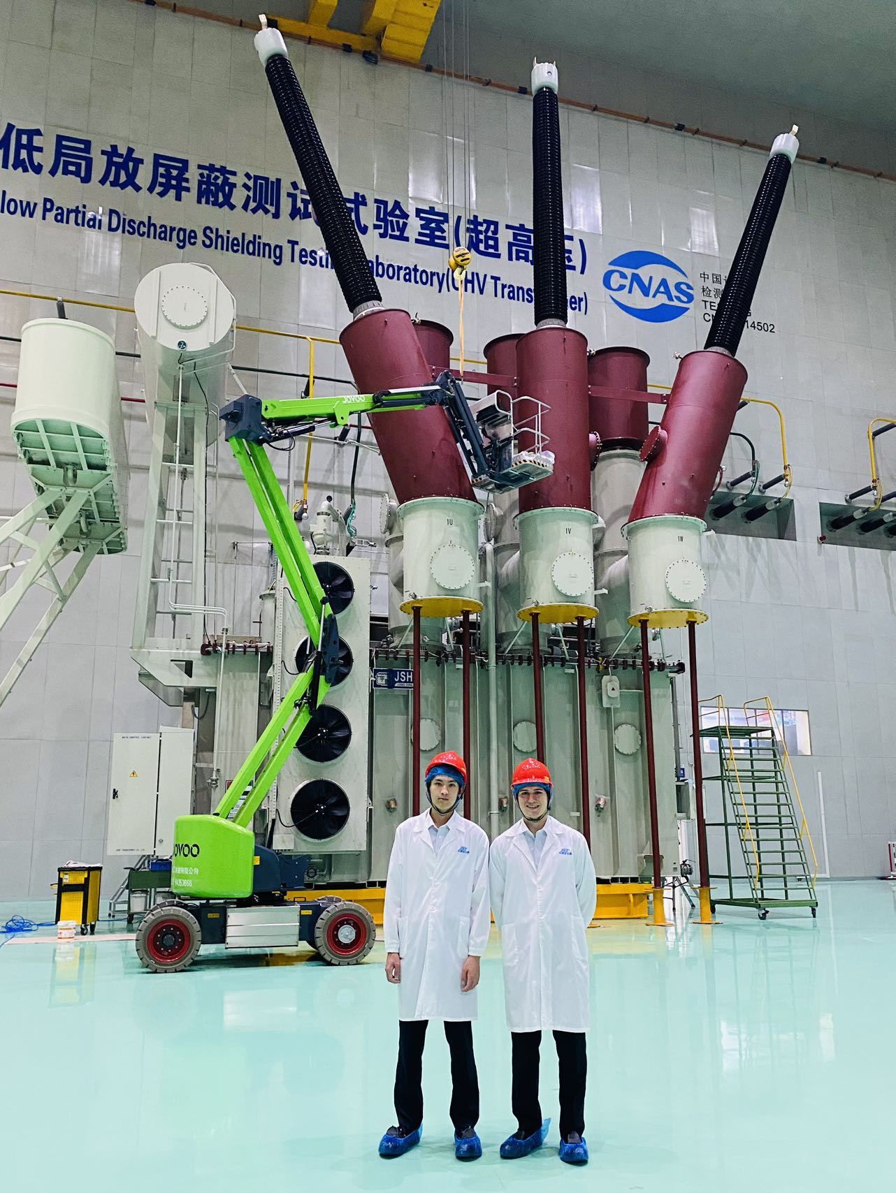 Imagen&nbsp;del&nbsp;español&nbsp;Lorenzo&nbsp;Arribas&nbsp;Geoffroy&nbsp;con&nbsp;un&nbsp;compañero&nbsp;chino&nbsp;durante&nbsp;su&nbsp;pasantía&nbsp;en&nbsp;la&nbsp;fábrica&nbsp;de&nbsp;Jiangsu&nbsp;Huapeng&nbsp;Transformer&nbsp;Co.,&nbsp;Ltd.,&nbsp;en&nbsp;Changzhou,&nbsp;provincia&nbsp;de&nbsp;Jiangsu,&nbsp;el&nbsp;22&nbsp;de&nbsp;julio&nbsp;de&nbsp;2026.&nbsp;Foto&nbsp;por&nbsp;Álvaro&nbsp;Lago,&nbsp;Diario&nbsp;del&nbsp;Pueblo&nbsp;digital.