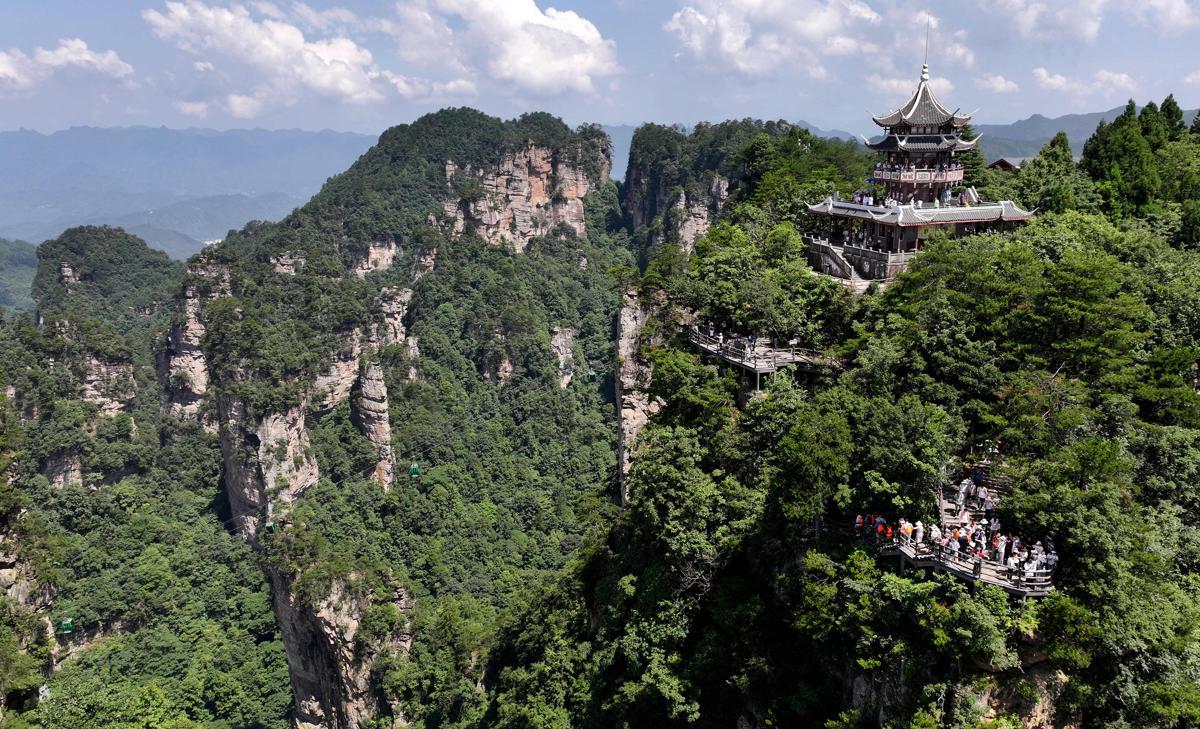 Zhangjiajie atrae multitudes que disfrutan sus bondades veraniegas