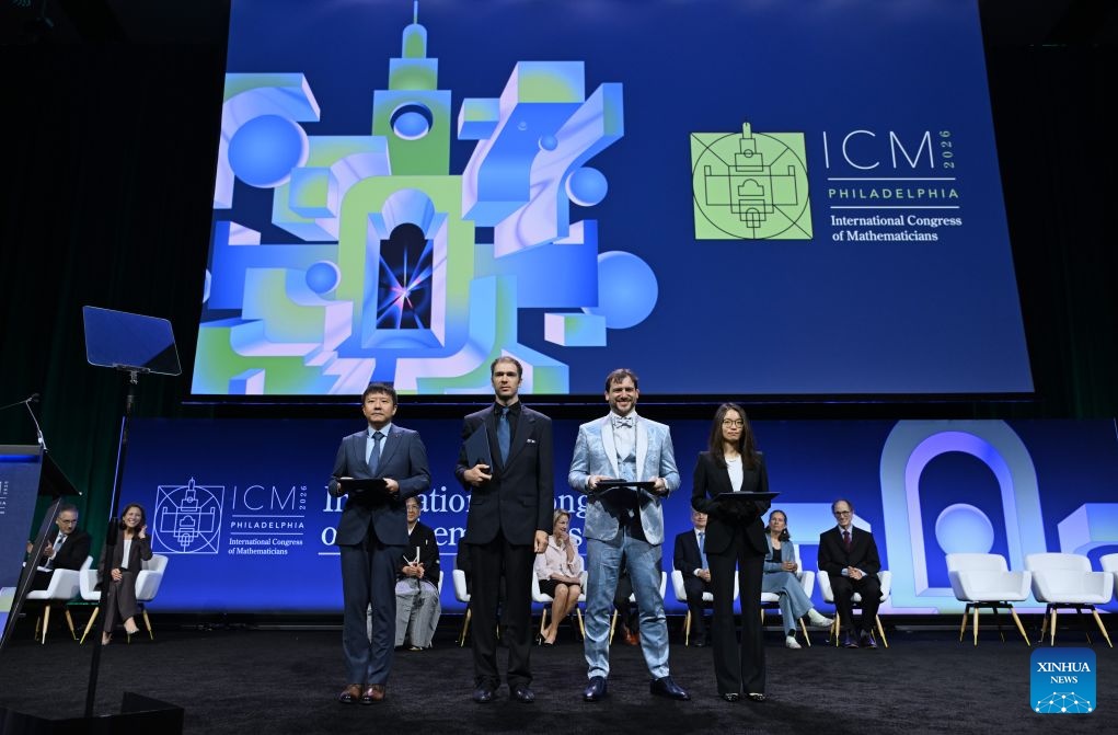  Los galardonados con las Medallas Fields, Deng Yu (i) y Wang Hong (d), ambos matemáticos chinos, John Pardon (2-i), un matemático estadounidense, y Jacob Tsimerman, un matemático canadiense, posan para una fotografía grupal en la ceremonia de inauguración del Congreso Internacional de Matemáticos 2026, en Filadelfia, Estados Unidos, el 23 de julio de 2026. Los matemáticos chinos Deng Yu y Wang Hong fueron galardonados con las Medallas Fields en la ceremonia de inauguración del Congreso Internacional de Matemáticos 2026 celebrado el jueves en Filadelfia, lo que constituye la primera vez que matemáticos chinos ganan el prestigioso honor. (Xinhua/Li Rui) 