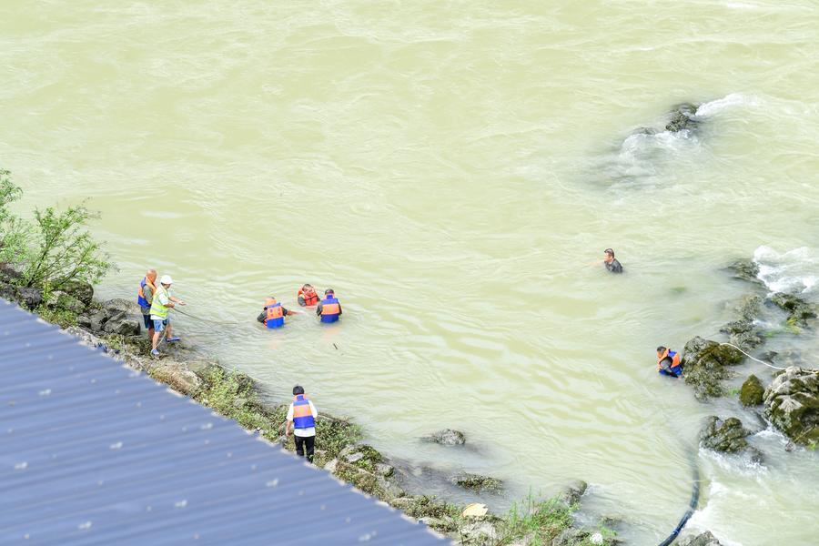 Rescatistas trabajan en el lugar del derrumbe de una montaña, en el distrito autónomo de las etnias miao y tujia de Pengshui, en la municipalidad de Chongqing, en el suroeste de China, el 19 de julio de 2026. (Xinhua/Tang Yi) 