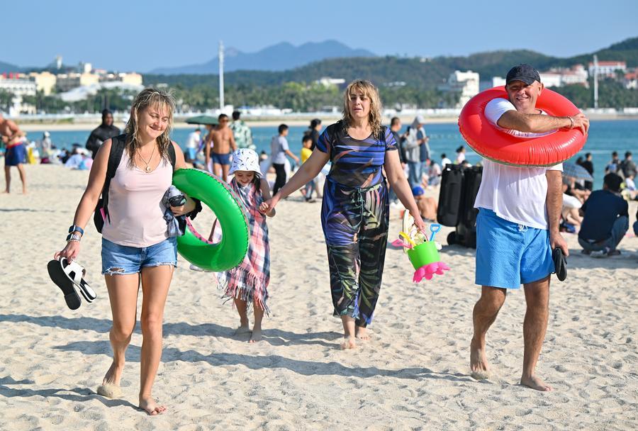 Imagen del 11 de enero de 2026 de turistas extranjeros divirtiéndose en el área escénica de Dadonghai, en Sanya, en la provincia de Hainan, en el sur de China. (Xinhua/Guo Cheng) 
