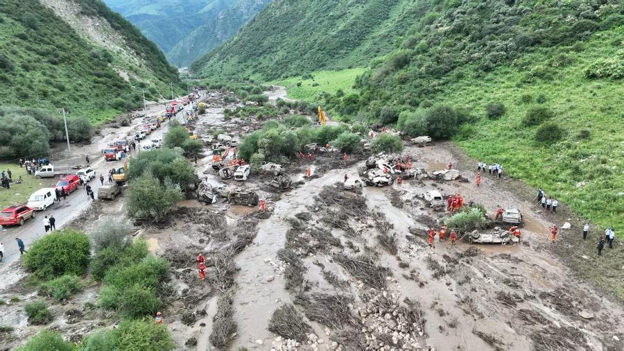 China envía equipo de trabajo para coordinar labores de rescate tras inundación repentina en Gansu