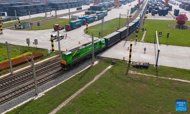 Trenes de carga China-Europa superan los 130.000 viajes y 520.000 millones de dólares en mercancías durante su primera década