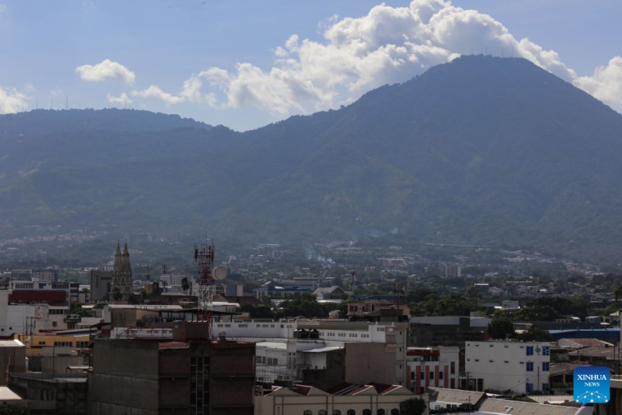 Imagen del 22 de julio de 2026 del volcán de San Salvador visto en el marco del encuentro regional GEOVOL El Salvador 2026, en el departamento de San Salvador, El Salvador. El intercambio de conocimientos entre especialistas latinoamericanos en geodesia volcánica permite que países con alta exposición a amenazas volcánicas, como El Salvador, fortalezcan su capacidad para generar y procesar datos propios de monitoreo, una transformación considerada clave para mejorar la gestión del riesgo en la región. (Xinhua/Alexander Peña)