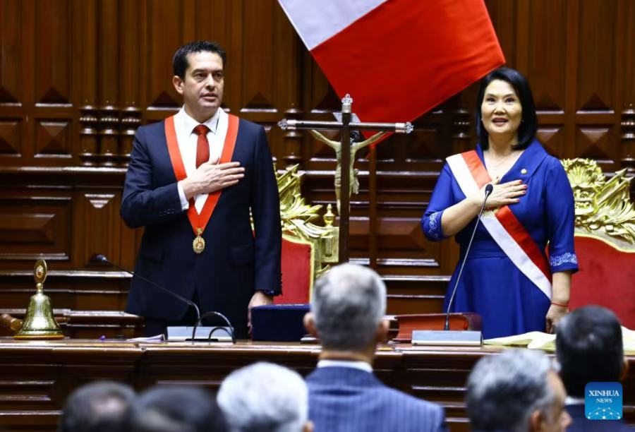 Keiko Fujimori asume Presidencia de Perú y ofrece "ruta clara" para desarrollo del país
