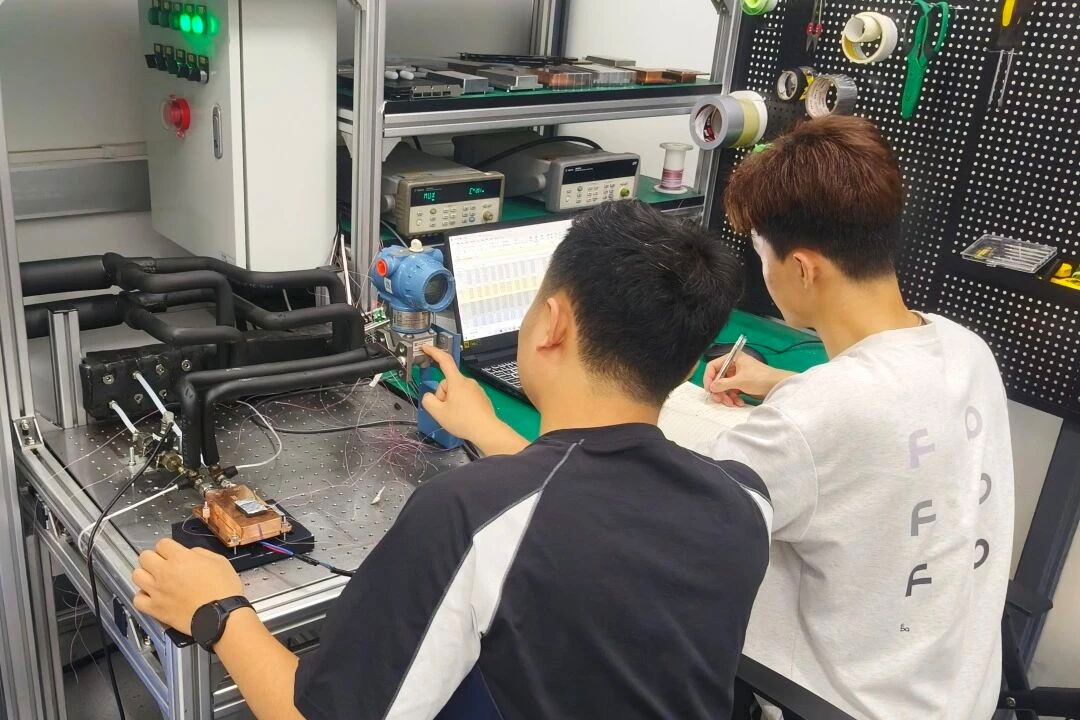 Investigadores de la Universidad de Ciencia y Tecnología de Shanghai realizan estudios básicos sobre las pruebas de rendimiento de placas de refrigeración líquida para chips de computación espacial. (Foto: cortesía).