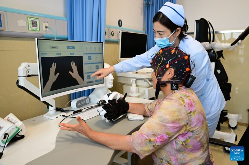La tecnología china de interfaz cerebro-computadora implantable ayuda a pacientes cuadripléjicos a regresar al trabajo con una latencia inferior a 50 ms