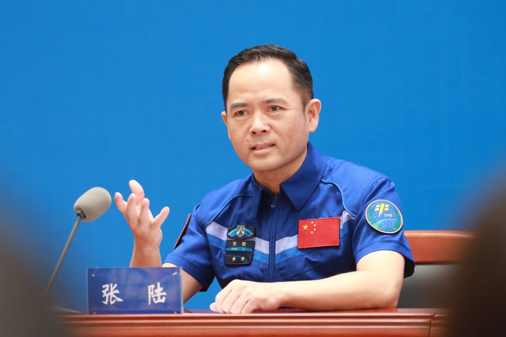Astronautas de Shenzhou-21 hacen primera aparición pública tras misión espacial récord de 210 días