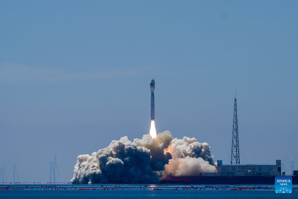 Cohete chino Smart Dragon-3 lleva con éxito dos satélites al espacio desde el mar