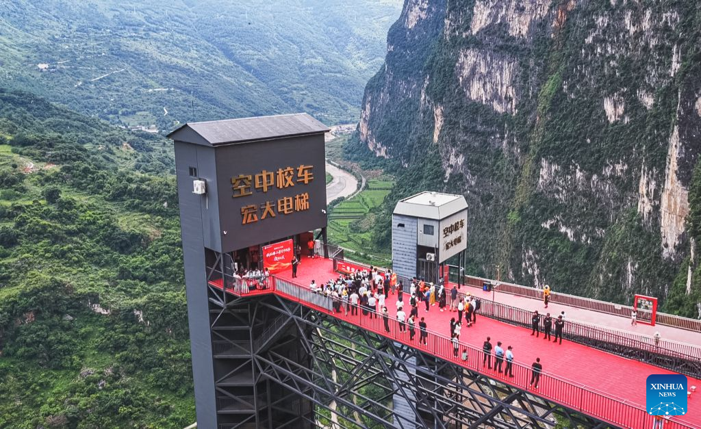 Ascensor de acantilado comienza a operar en Yunnan para facilitar viajes de estudiantes a escuelas
