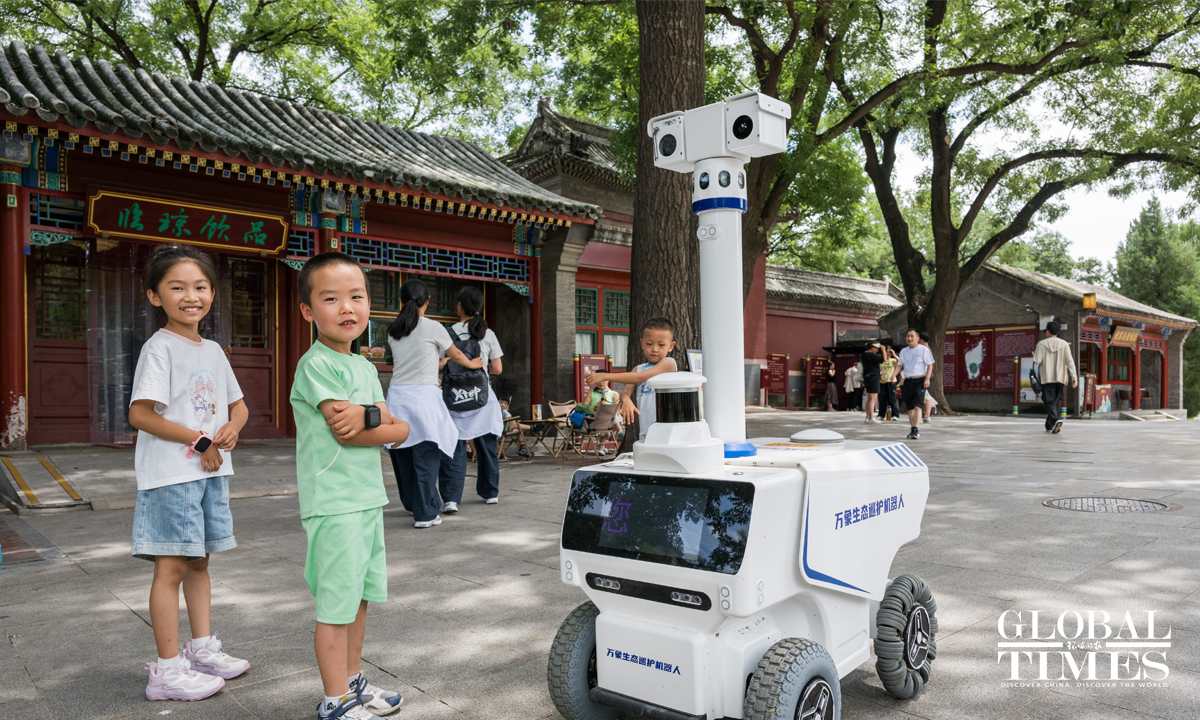 Beijing despliega 72 robots en 14 parques para labores de limpieza, patrullaje, guía y control de plagas