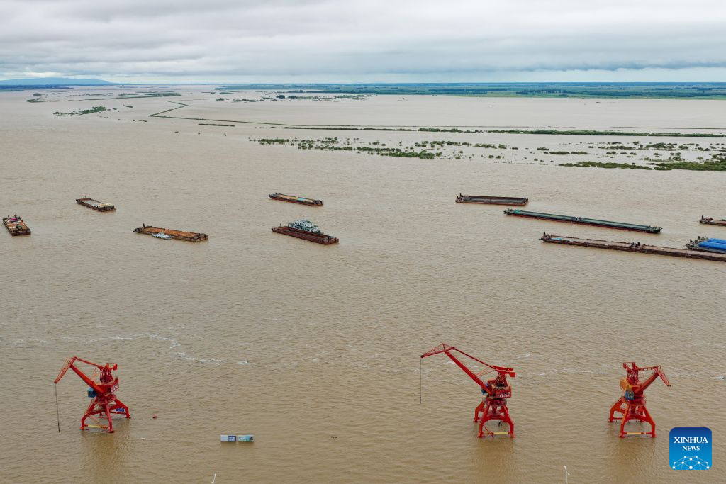 Primer pico de inundación de 2026 del río Songhua pasa por la ciudad de Tongjiang, Heilongjiang