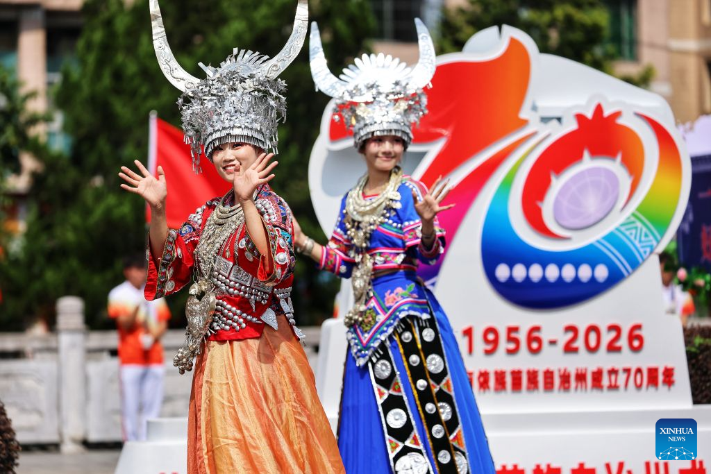 Desfile con motivo del 70 aniversario de la fundación de la prefectura autónoma bouyei y miao de Qiannan en Guizhou