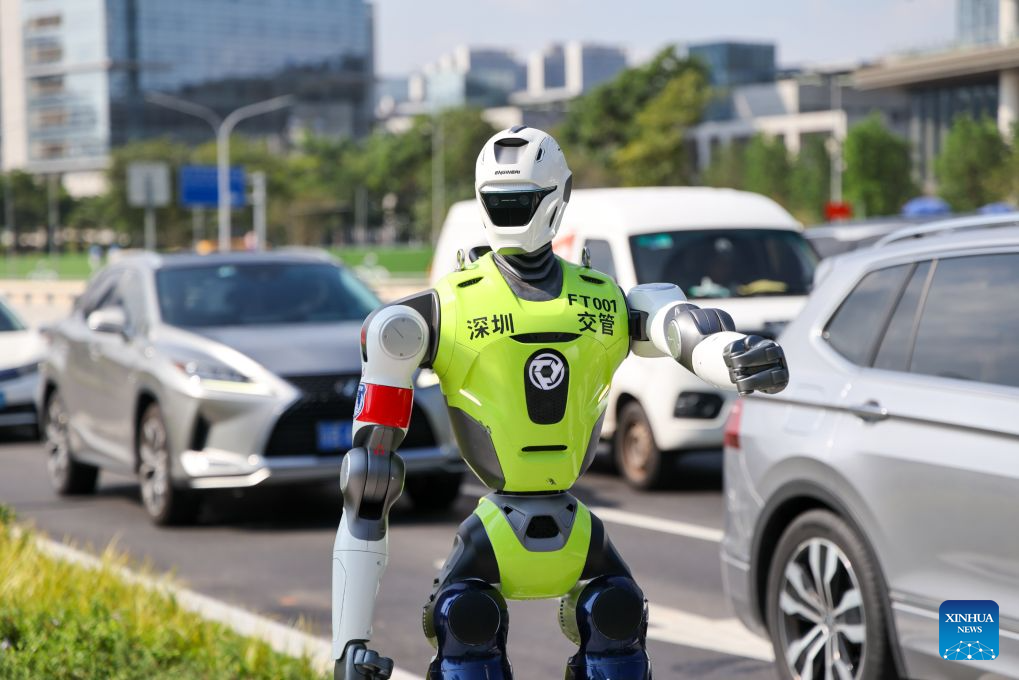 Robots humanoides se integran cada vez más en la vida cotidiana de Shenzhen, China