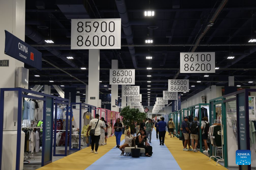 Marcas de calzado de China buscan expandirse en América del Norte en feria comercial en Las Vegas