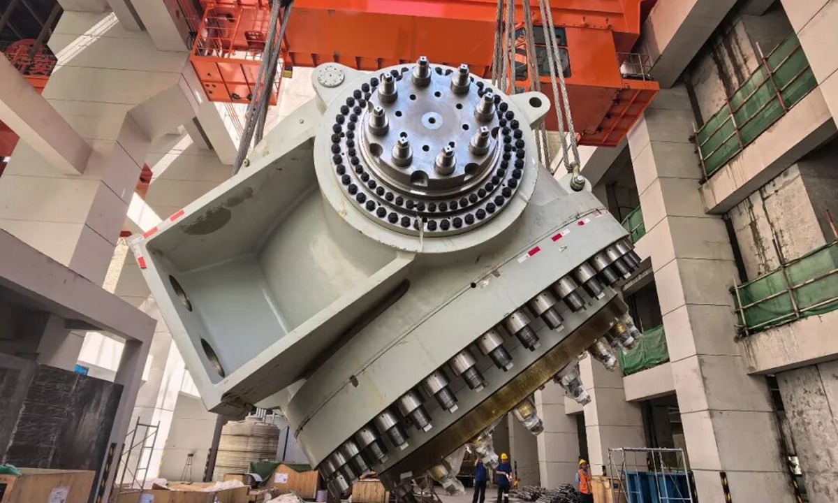 El generador hidroeléctrico de impulso más grande del mundo completa el izado del rotor en Xizang, China