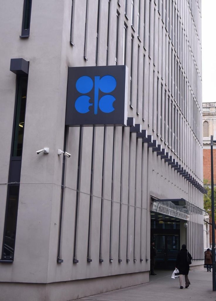 OPEP rebaja previsión de crecimiento de demanda de petróleo para 2026
