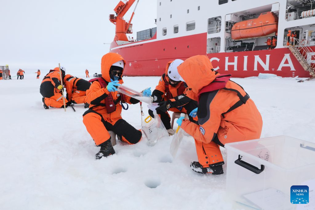 Imagen del 9 de agosto de 2026 de miembros del equipo de la 16 expedición científica china al océano Artico trabajando sobre la superficie de hielo del océano Artico. El rompehielos de investigación chino Xuelong 2 llevará a cabo más de 20 operaciones en siete estaciones de hielo, incluyendo el despliegue de boyas basadas en el hielo, la recolección de núcleos de hielo y la realización de observaciones por teledetección del hielo marino, con el fin de obtener datos científicos para la investigación sobre los cambios en el hielo marino del Artico y la evolución de sus ecosistemas. (Xinhua/Wen Jinghua)