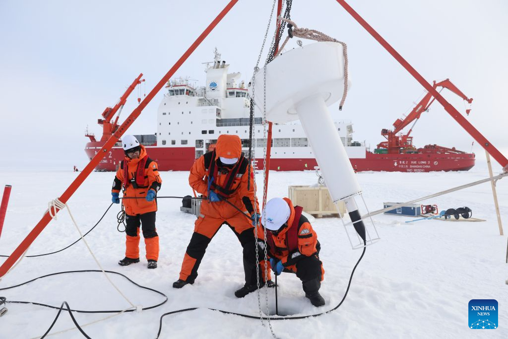 Imagen del 9 de agosto de 2026 de miembros del equipo de la 16ª expedición científica china al océano Artico trabajando sobre la superficie de hielo del océano Artico. El rompehielos de investigación chino Xuelong 2 llevará a cabo más de 20 operaciones en siete estaciones de hielo, incluyendo el despliegue de boyas basadas en el hielo, la recolección de núcleos de hielo y la realización de observaciones por teledetección del hielo marino, con el fin de obtener datos científicos para la investigación sobre los cambios en el hielo marino del Artico y la evolución de sus ecosistemas. (Xinhua/Wen Jinghua)