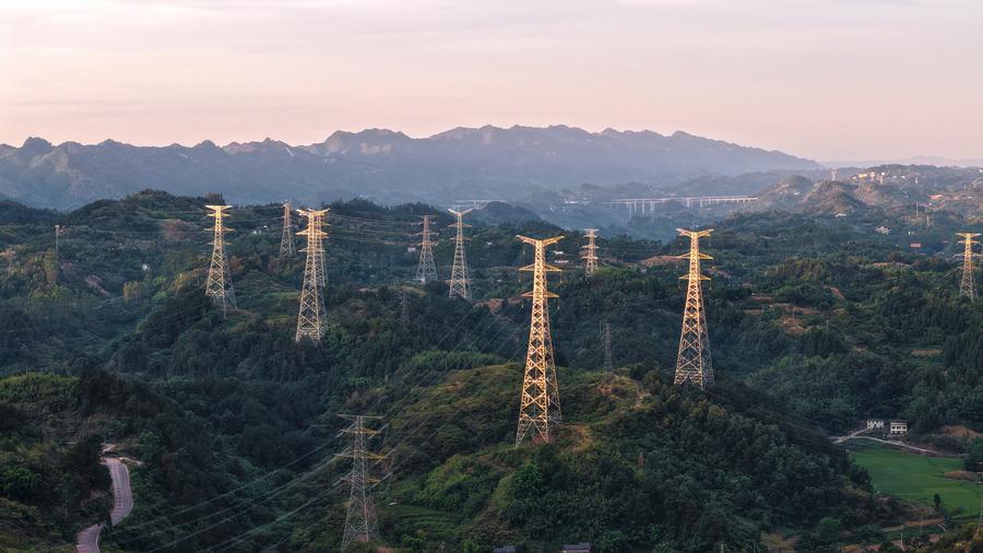 ¿Cómo la red eléctrica china soporta la máxima demanda estival?