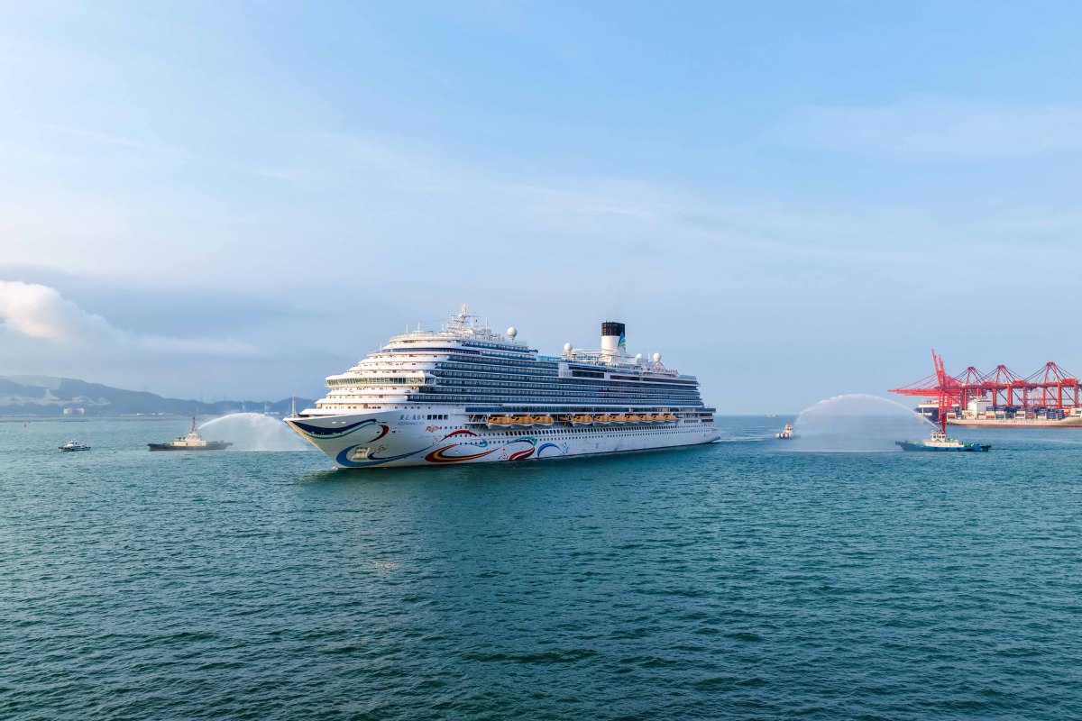 Un barco de fabricación china inicia su primer crucero internacional