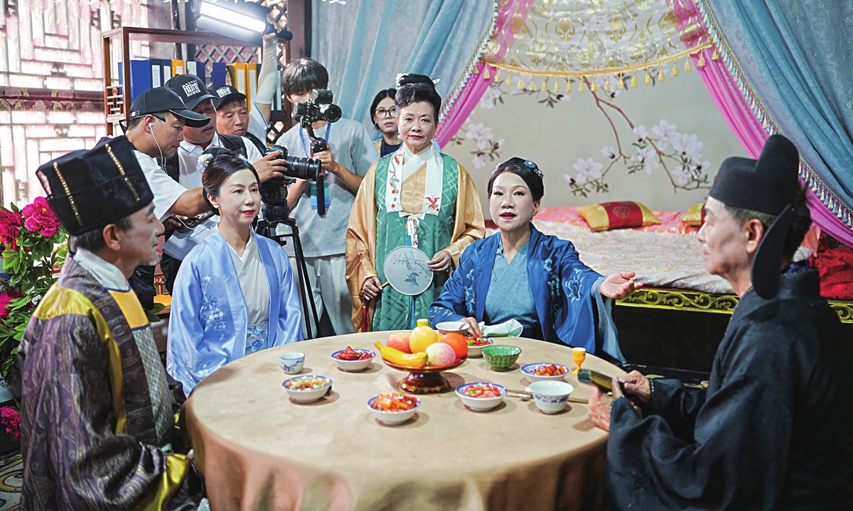 Turistas filman un cortometraje en los Estudios de Hengdian, provincia de Zhejiang, 7 de agosto del 2026. (Foto: cortesía)