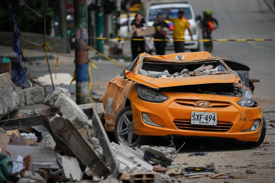 Imagen de un taxi dañado por un terremoto, en Pereira, Colombia, el 14 de agosto de 2026. (Xinhua/Andrés Moreno)