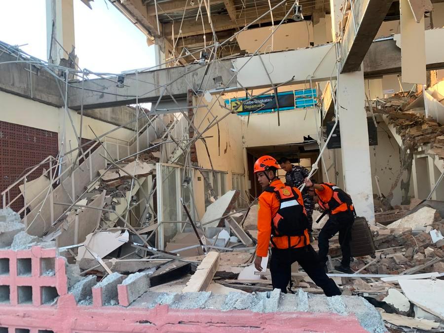 Imagen del 15 de agosto de 2026, proveída por la Agencia Nacional de Búsqueda y Rescate de Indonesia (Basarnas), de rescatistas realizando operaciones de búsqueda y rescate tras un fuerte terremoto en la isla indonesia de Flores. (Xinhua/Basarnas)