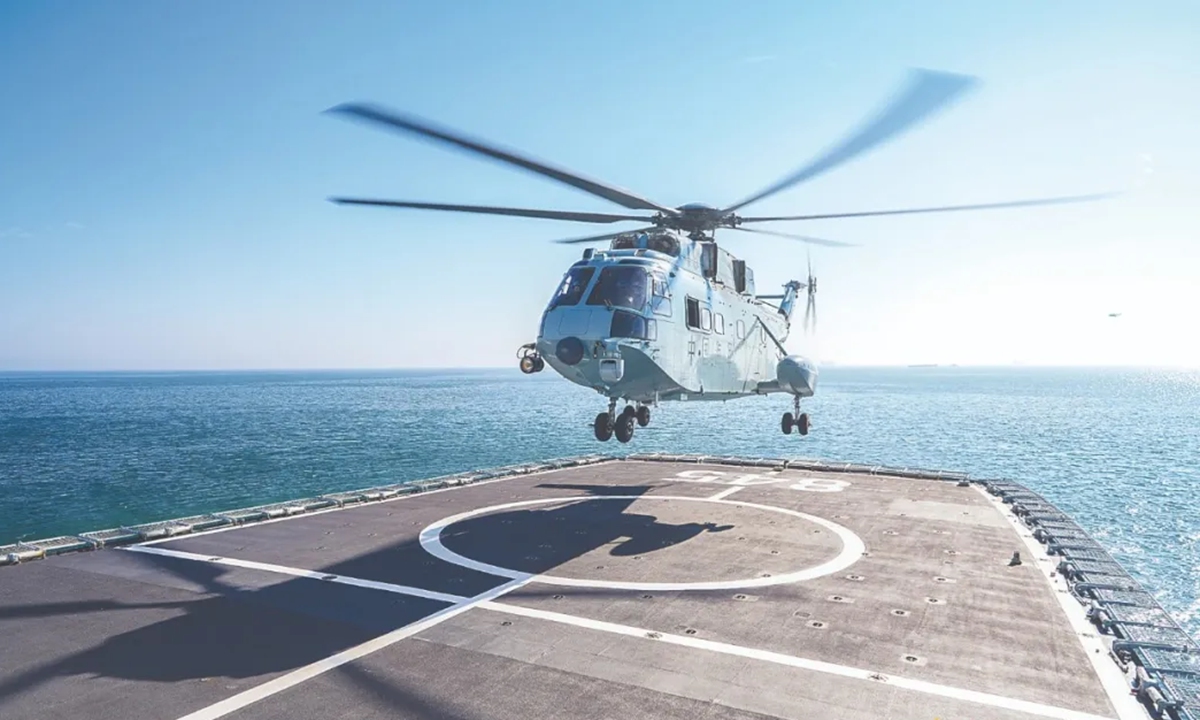 Una de las cadetes femeninas de vuelo embarcado del primer lote de la Armada del Ejército Popular de Liberación (EPL) completa su evaluación diurna de cualificación para aterrizaje embarcado. Foto: China Military Online