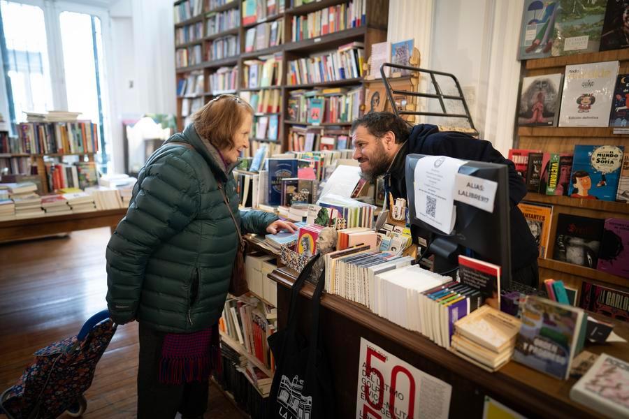 Imagen del 13 de agosto de 2026 de una mujer preguntando sobre un libro en la librería cooperativa La Libre, en la ciudad de Buenos Aires, Argentina. (Xinhua/Martín Zabala)