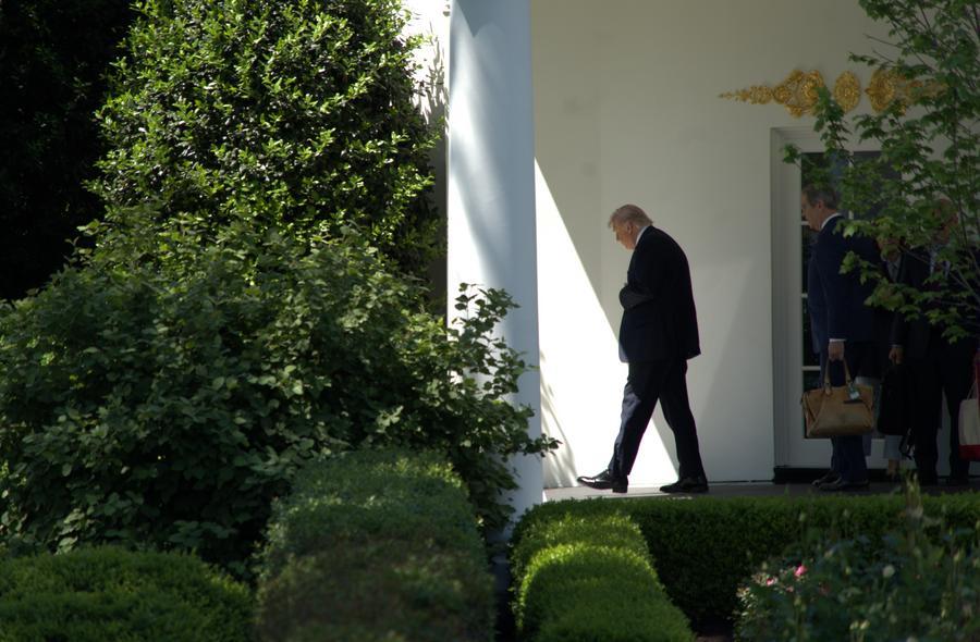Imagen del 1 de mayo de 2026 del presidente estadounidense, Donald Trump, caminando hacia el Jardín Sur de la Casa Blanca, en Washington D. C., Estados Unidos. (Xinhua/Li Yuanqing)