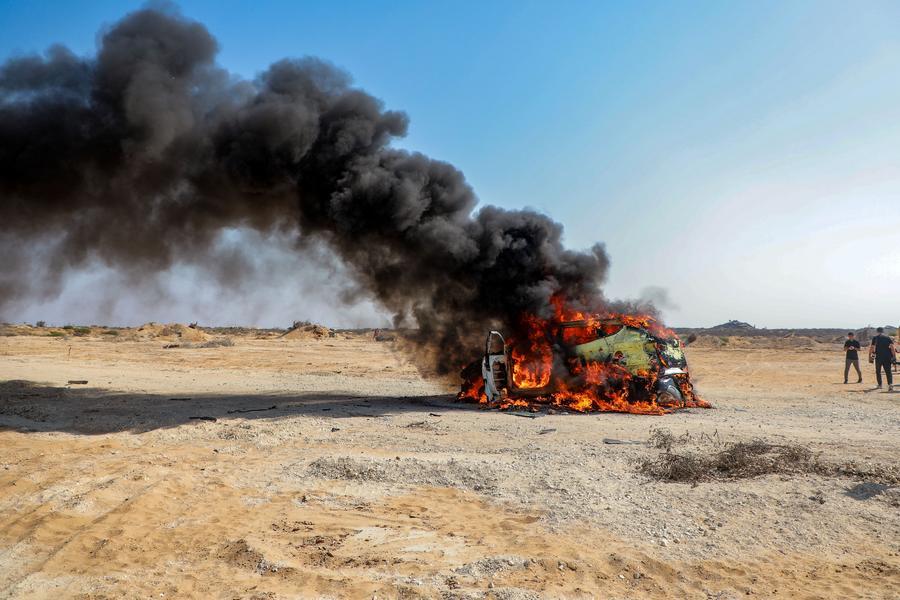 Imagen del 13 de agosto de 2026 de un vehículo en el que viajaba el jefe de la Policía de Gaza, Jamal Mahmoud Abu Kamil, en llamas tras haber sido blanco de un ataque aéreo israelí en la calle Rashid, en el suroeste de la Ciudad de Gaza. (Xinhua/Rizek Abdeljawad) 