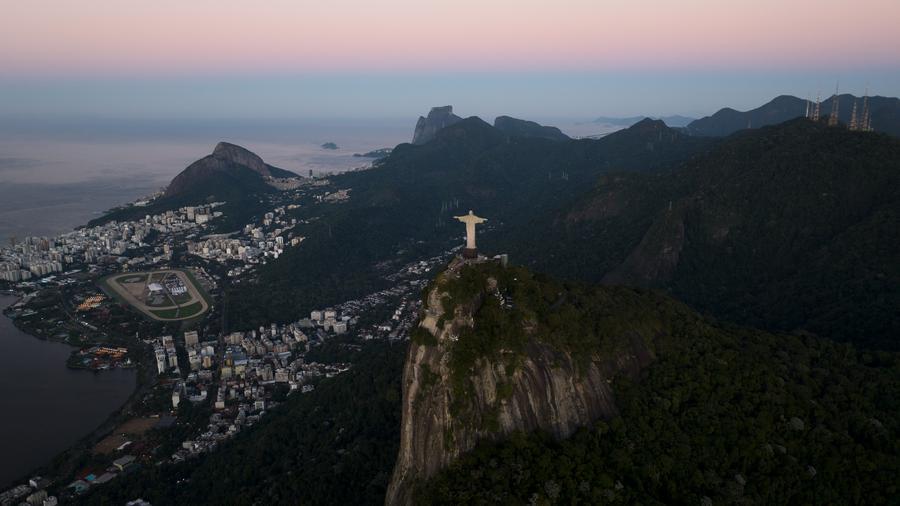 Vista aérea tomada con un dron el 17 de julio de 2026 de la estatua del Cristo Redentor y el Parque Nacional de Tijuca, en Río de Janeiro, Brasil. (Xinhua/Jin Haoyuan) 