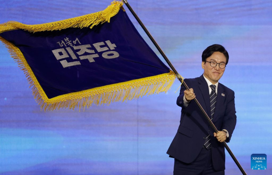 Kim Min-seok ondea la bandera del gobernante Partido Democrático de Corea, en el congreso nacional del partido, en Daejeon, República de Corea, el 17 de agosto de 2026. El ex primer ministro surcoreano, Kim Min-seok, fue elegido líder del Partido Democrático de Corea, en el poder, durante el congreso nacional del partido celebrado el lunes en Daejeon. (Xinhua/NEWSIS)
